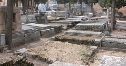 In 2012, the leftist group Izquierda Unida complained about the state of dereliction of Madrid's Cementerio Civil.