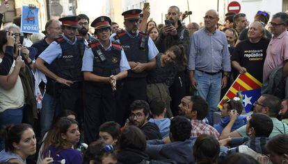 Catalan police speaking with protestors in the city of Terrassa