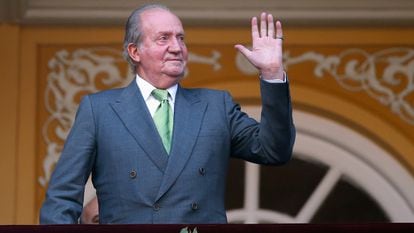 Spain's King Juan Carlos waves shortly before a bullfight at Las Ventas bullring in Madrid June 4, 2014. The King said on Monday he would abdicate in favour of his son Prince Felipe, aiming to revive the scandal-hit monarchy at a time of economic hardship and growing discontent with the wider political elite. REUTERS/Juan Medina (SPAIN - Tags: ROYALS POLITICS) - GM1EA6505DQ01