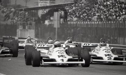 The starting grid, with the Williams of Alan Jones, number one, and Carlos Reutemann, number two – the favorites ahead of the race. The rivalry between the drivers was so intense that it had already cost them the previous championship. Jacques Laffite, at Talbot, had secured pole position ahead of Jones, who would start second, and Carlos Reutemann, in third. The first part of the race was a demonstration by Jones, who led for the first 14 laps. But when he lapped Eliseo Salazar of Chile, who was running last, he ran off the track. He had lost the chance of winning, but rejoined the race, finishing seventh after a masterclass of driving.