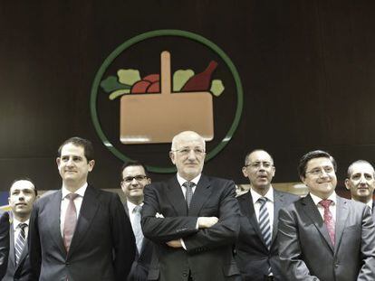 The chairman of Mercadona, Juan Roig, with the firm's team of directors.