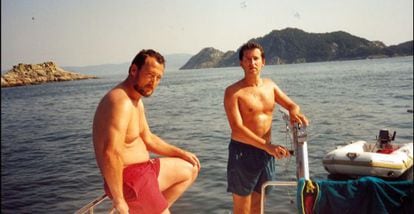 Alberto Núñez Feijóo (r) and Marcial Dorado photographed on one of the latter's boats off the Galician coast in 1995.