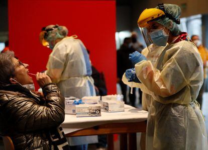 Health workers carry out free antigen tests in Lugo.