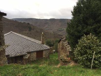 This six-home hamlet in Lugo can be bought for €84,775.