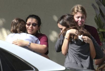 Students from Parkland hug one another after the school shooting.