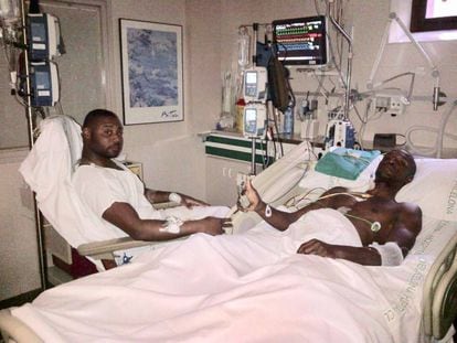 Gerard and Abidal in hospital in 2012, in an image published by the ex-player today.