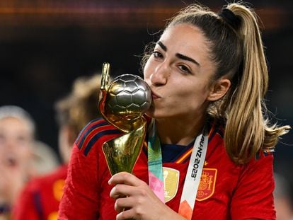 Olga Carmona of Spain kisses the winner'Äôs trophy after winning the FIFA Women's World Cup 2023 Final soccer match between Spain and England at Stadium Australia in Sydney, Australia, 20 August 2023.