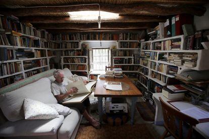 Chris and his wife Ana have converted a former lean-to into a library. They avoid leaving El Valero, and the room’s shelves are filled with books relating to journeys they made before coming here.