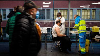 A man is vaccinated against Covid-19 in the WiZink Center arena in Madrid, on November 30.