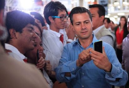 Peña Nieto takes a photo of himself with employees from Chrysler.