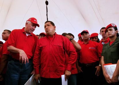 Former Energy and Oil minister Rafael Ramírez (l) and former Venezuelan president Hugo Chávez in 2008.