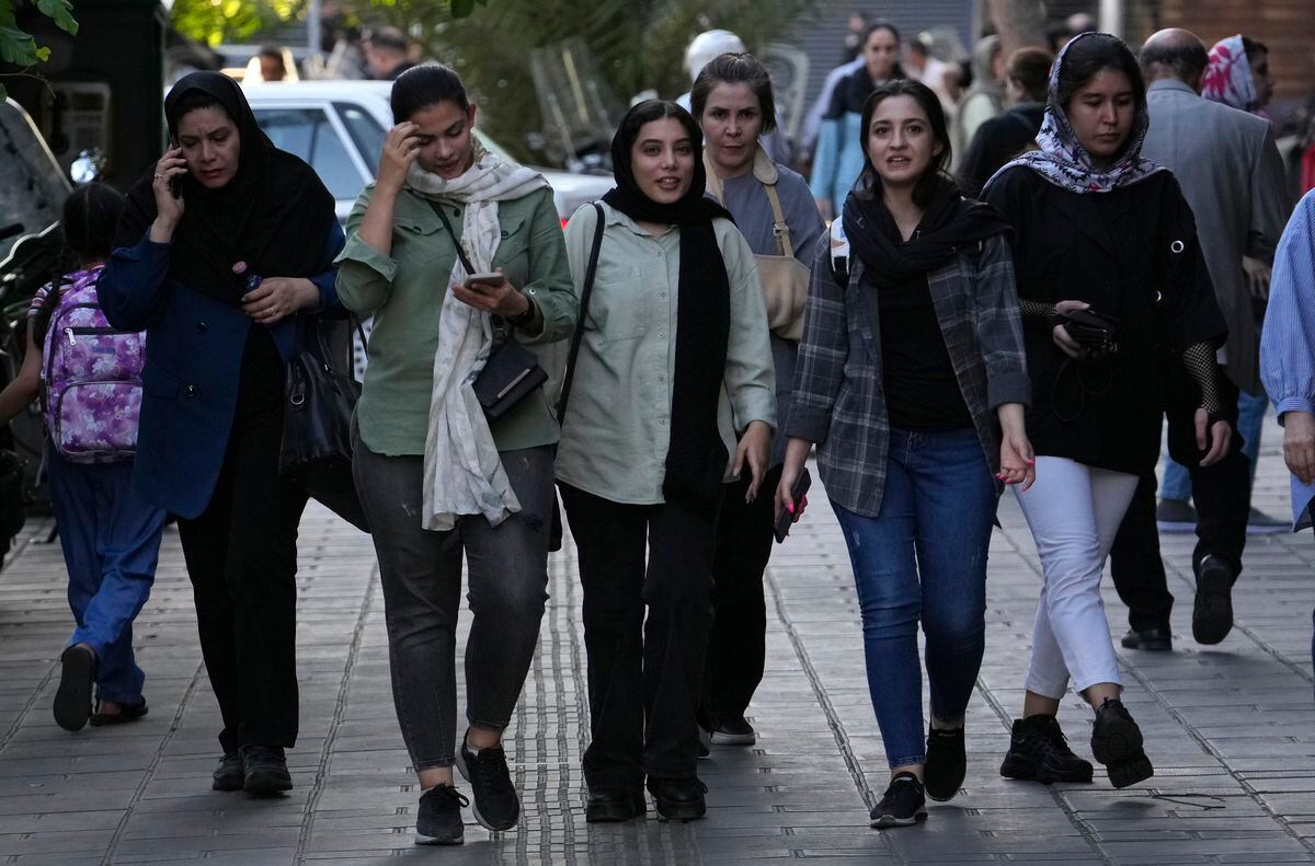 Irane užblokuoti patikros punktai ir universitetų valymo darbai mini pirmąsias Mahsa Amini protestų metines |  tarptautinis