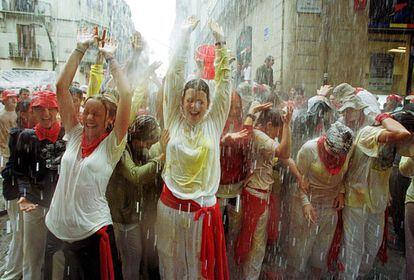 A group of youngsters enjoying the festivities ahead of the ‘chupinazo’ in 2001.