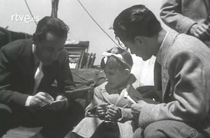 Anna Maria Aguilella is interviewed by two journalists upon her arrival in Barcelona on June 5, 1946.
