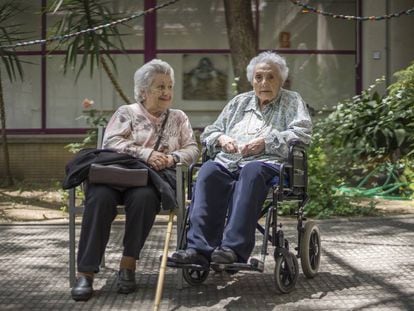 Ana Vela (l), 89, and her mother, also Ana, pictured in Barcelona.