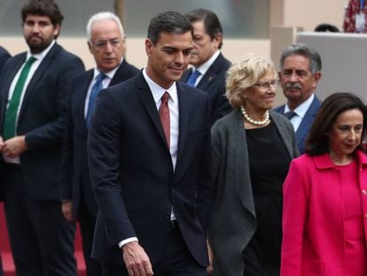 Prime Minister Pedro Sánchez during Friday’s military parade, flanked by minister Margarita Robles and Madrid Mayor Manuela Carmena.