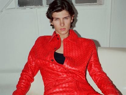 The model Nicolás de Monpezat is the eldest grandson of Queen Margaret II of Denmark. He was born a prince, but last year his grandmother withdrew his title and royal treatment. On this page, he is wearing 'total look' by Bottega Veneta.