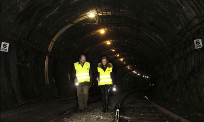 Cristina Cifuentes and Madrid regional transport chief Pedro Rollán visit the Line 1 tunnel earlier this month.