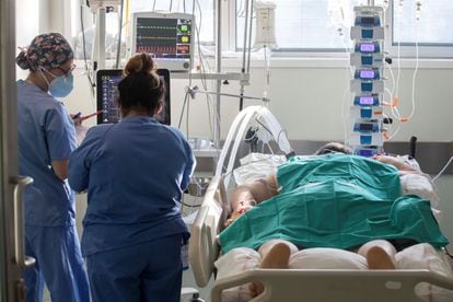 Health workers treating an ICU patient at Reina Sofía hospital in Murcia.