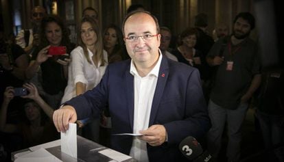 Catalan Socialists leader Miquel Iceta voting in 2015.