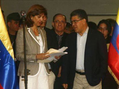 Colombian Foreign ​Minister​ Holgu&iacute;n​ ​and her Venezuelan counterpart.