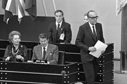 Spanish PM Leopoldo Calvo Sotelo (right), at a meeting of the UN General Assembly in Bonn in June, 1982. 