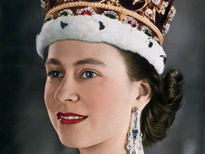The official portrait of the coronation of Isabell II, on June 2, 1953.