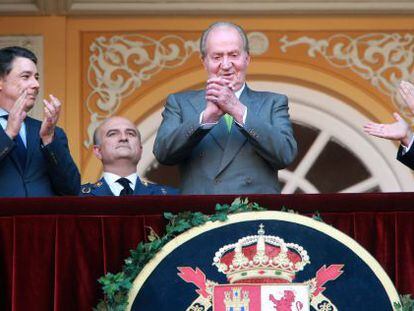 King Juan Carlos receives an ovation from the crowd at Las Ventas bullring.