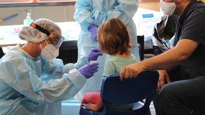 A coronavirus test is carried out on a child.