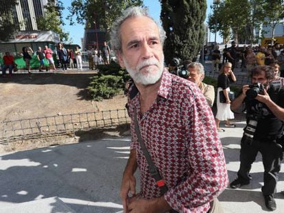 Willy Toledo leaves court in Madrid on Thursday morning.