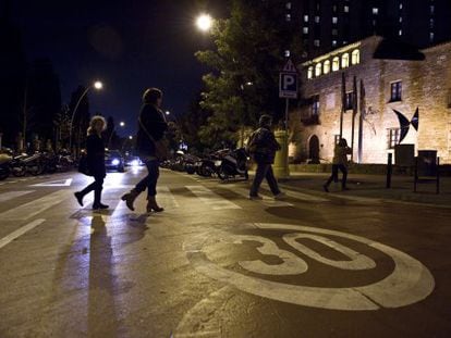 A 30 km/h zone in the Les Corts neighborhood in Barcelona. 