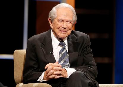Rev. Pat Robertson poses a question to a Republican presidential candidate