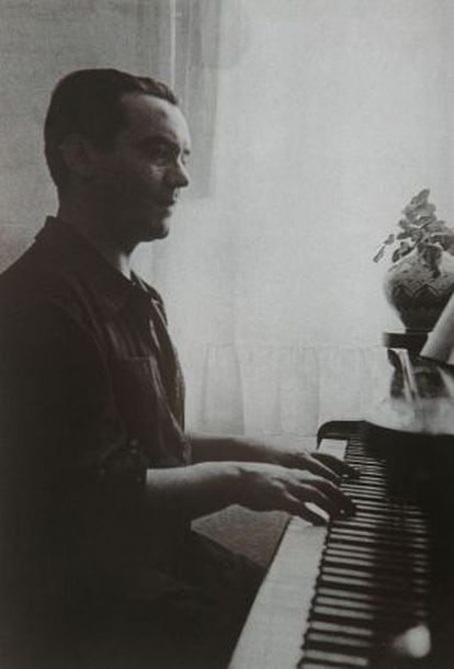 Federico García Lorca playing the piano, in an image from the book 'The objects of Federico García Lorca,' by Rosario Moreno-Torres.