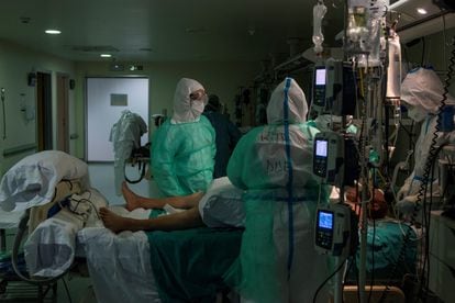 Health workers attending a patient in a hospital in Galicia.