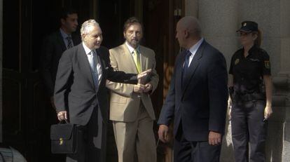 Carlos D&Iacute;var (left) on his way out of the Supreme Court.