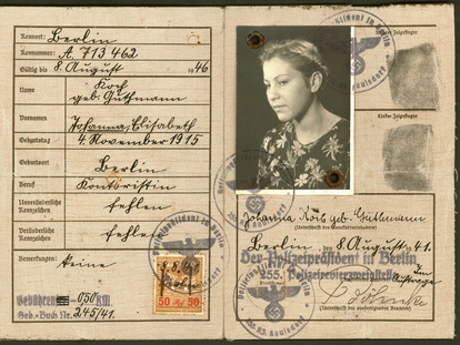 Forged passport used by Marie Jalowicz, courtesy of her son Hermann Simon.