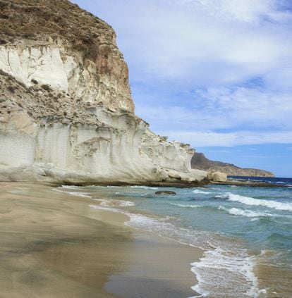 Halfway between Agua Amarga and Plomo bay, the purity of the Cabo de Gata-Níjar natural park is conserved. In its left flank, you can see seascapes carved into sandstone. On the right-hand side there is a quaint cavity where the waves reverberate. The rocky plates from which a clear sea plunges and the ashen color of the fine sand on the shore give this cove an air of magic and mystery. Accessibility: 300 meters before Plomo Bay is the start of the 1.7 kilometer path (about 25 minutes) to Enmedio Cove. It is a tougher route from Agua Amarga (a 45 minute trek).