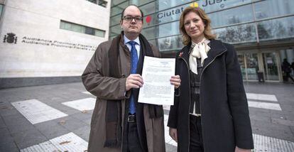 Loreto Dolz, a sister to the fatal victim of the &quot;kamikaze&quot; incident in 2003, outside a Valencia court with lawyer Agust&iacute;n Ferrer and their written request for R&iacute;os Salgado to return to prison.