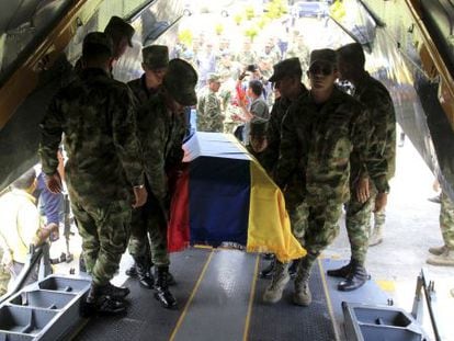 The bodies of Colombian soldiers are moved in 2014.