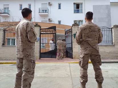 Military personnel inspecting a senior home in Alcalá del Valle (Cádiz).