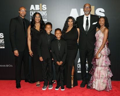 From left to right Michael Tabb (Kobe Bryant’s brother-in-law) and his wife Shaya Bryant (Kobe’s sister), with their two children. Behind them, Pamela and Joe Bryant. At the end, Michael and Shaya's daughter. The family came to collect an award for black athletes in Las Vegas in May 2022.