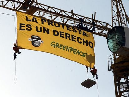 Video: Greenpeace activists place a banner against the new “gag law” next to Congress.
