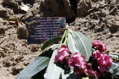 Flowers and a card left in the shallow grave in Murcia where the bodies of Ingrid Visser and her husband were found. 