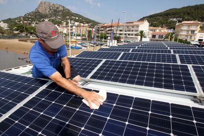 Shining up: the solar panels that supply the Club Na&ugrave;tic Estartit water sports center in Girona with electricity.