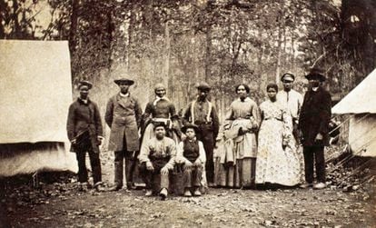 A group of formerly enslaved people who worked as laborers and servants during the US Civil War in 1862.