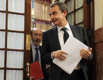 Prime Minister Zapatero (right) and deputy PM Rubalcaba in Congress.