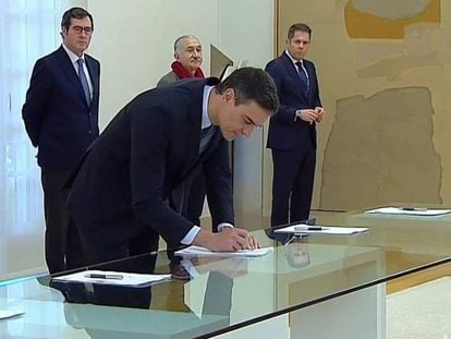 PM Pedro Sánchez signing an extension to the ERTE temporary layoff scheme in the presence of employer association leaders on May 11.