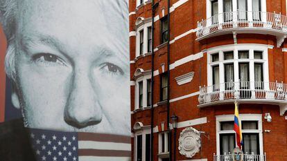 An image of Julian Assange next to the Ecuadorean embassy in London.