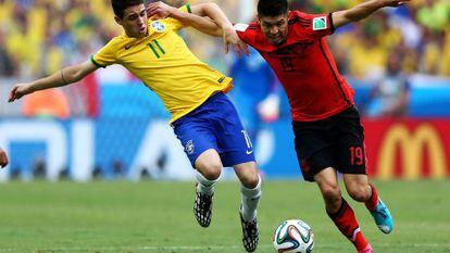 Peralta (r) tries to get away from Brazil's Óscar.