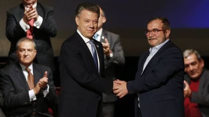Colombia's Santos and FARC leader Timochenko after signing revised peace deal.